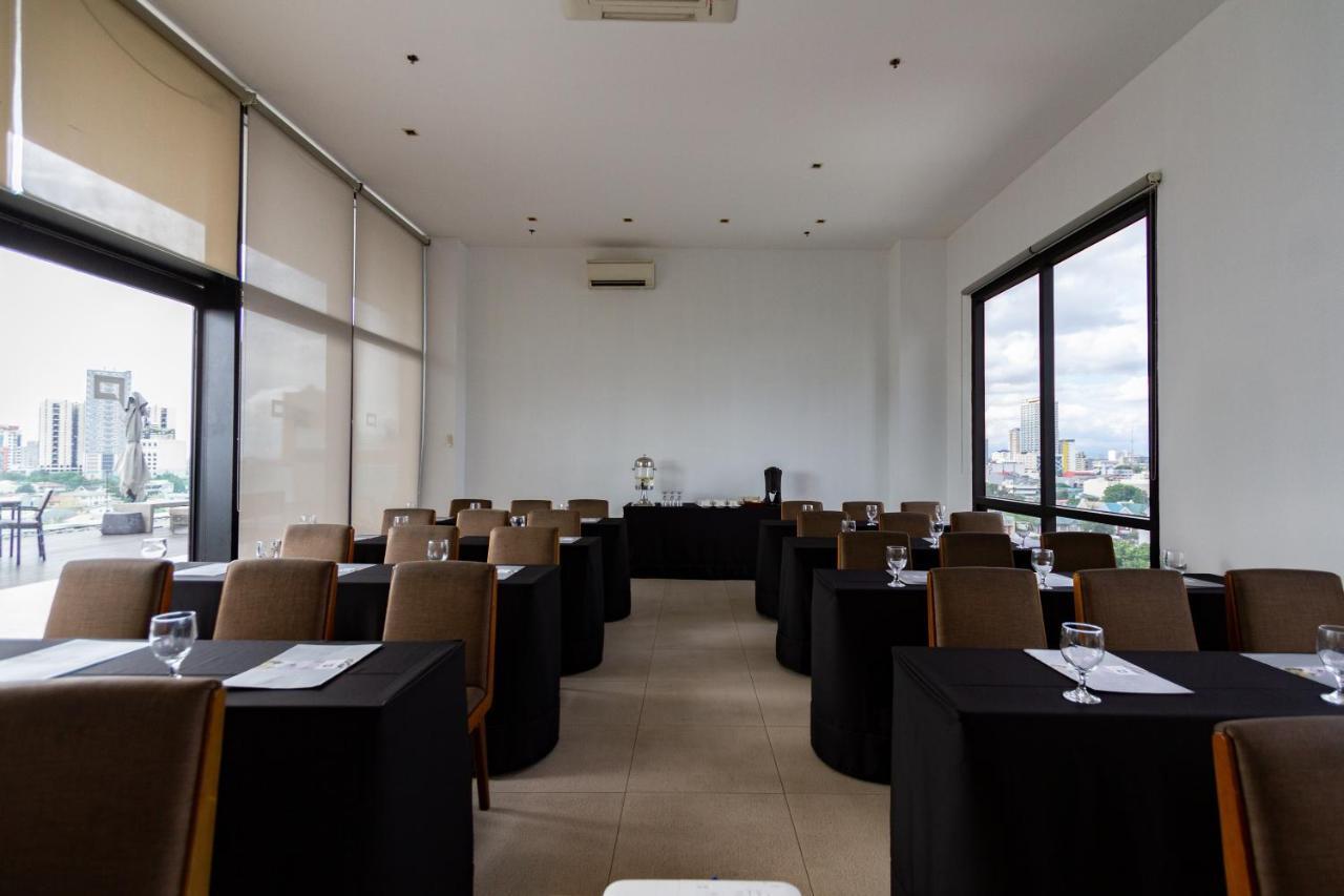 Privato Quezon City - Multiple Use Hotel Esterno foto